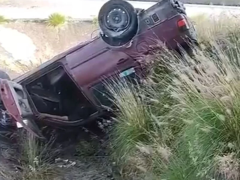 Conductor queda gravemente herido tras volcarse en Periférico Ecológico