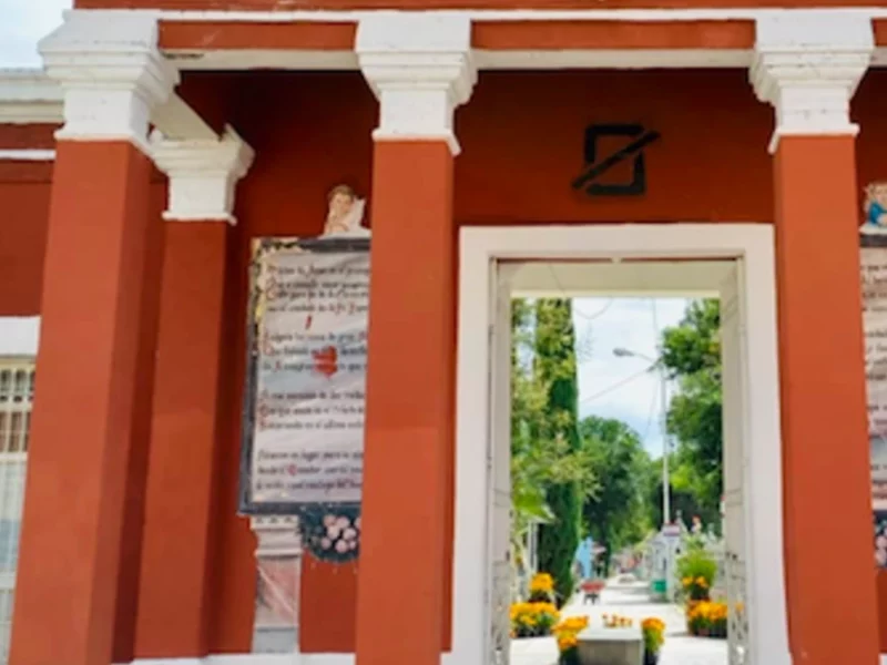 Ariadna Ayala refuerza operativo de seguridad en panteón de Atlixco por Día de Muertos
