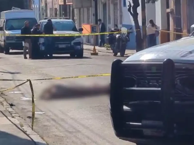 Atropellan a un peatón en pleno Centro Histórico y el culpable escapa.