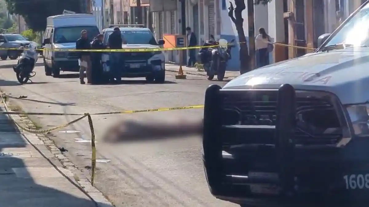 Atropellan a un peatón en pleno Centro Histórico y el culpable escapa.