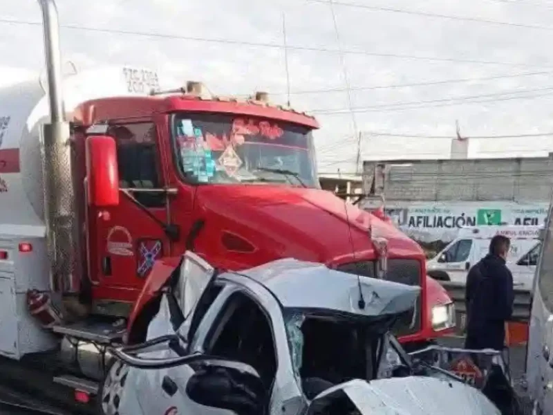 Carambola en la autopista México-Puebla deja dos personas prensadas.