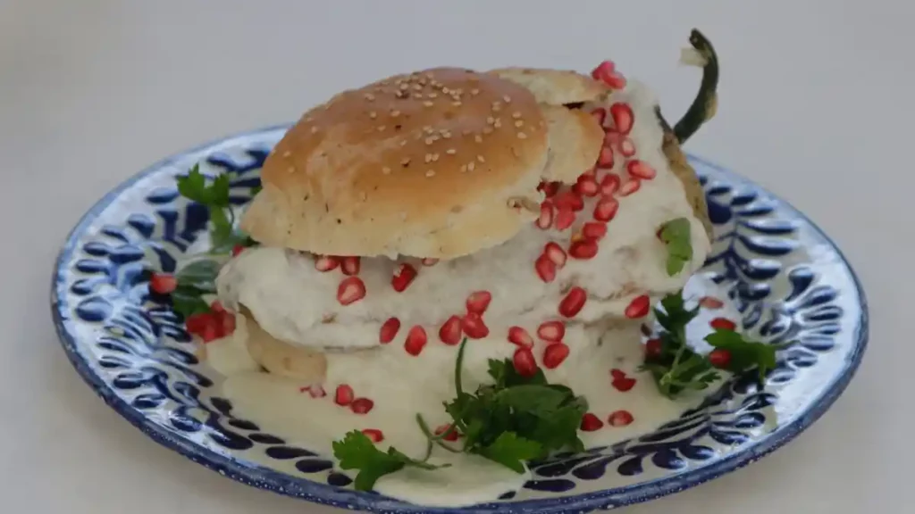 Entre las cemitas más extrañas se encuentran las de Chile en Nogada.