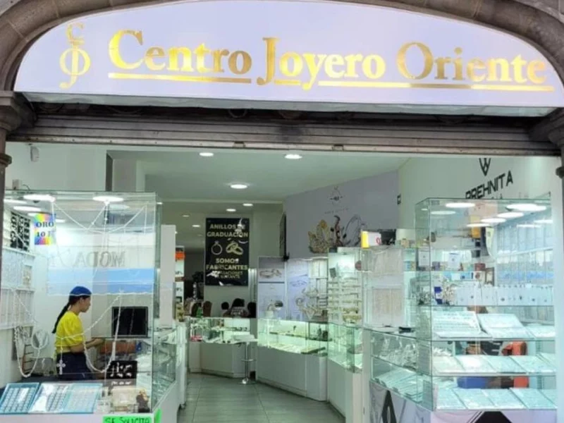 VIDEO: Mujeres distraen a trabajador para robar una cadena en el Centro Joyero de Puebla  