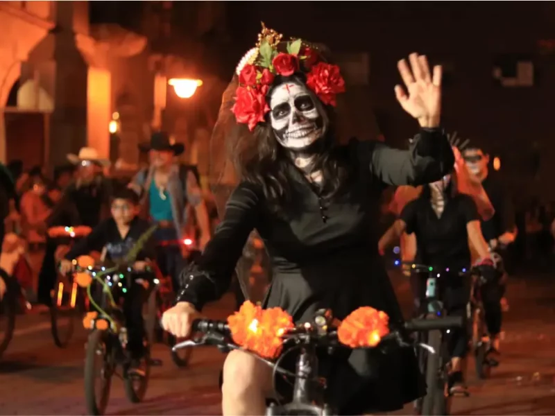 Ariadna Ayala impulsa el desfile de calaveras 2025: Arte, color y tradición en Atlixco.