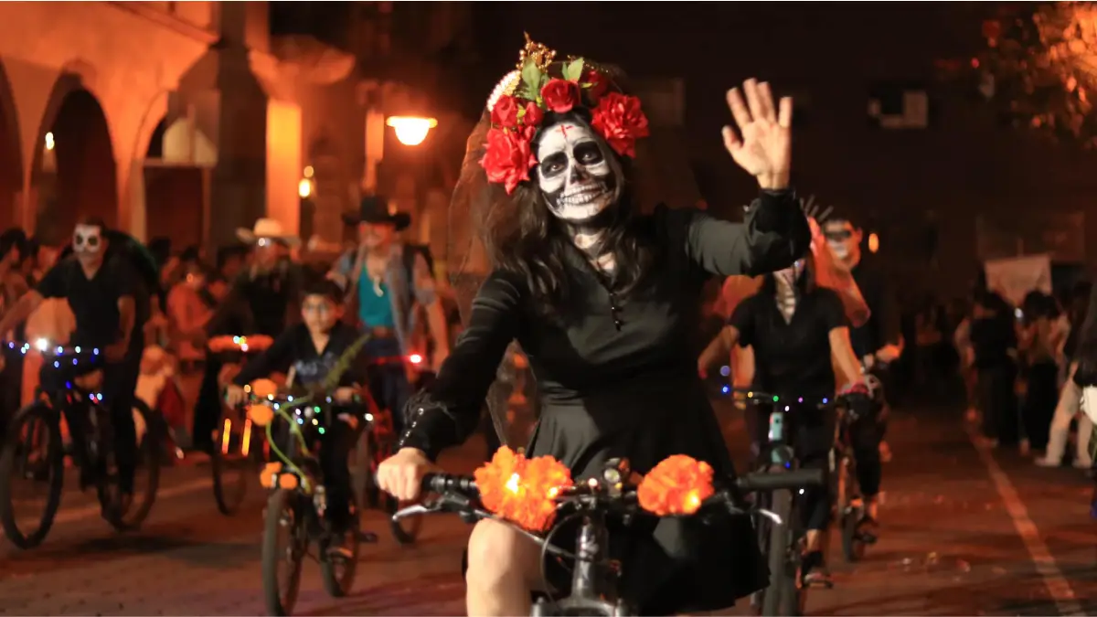 Ariadna Ayala impulsa el desfile de calaveras 2025: Arte, color y tradición en Atlixco.