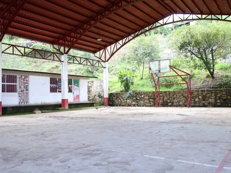 Mil 510 escuelas de la Sierra Norte de Puebla retoman clases presenciales este lunes