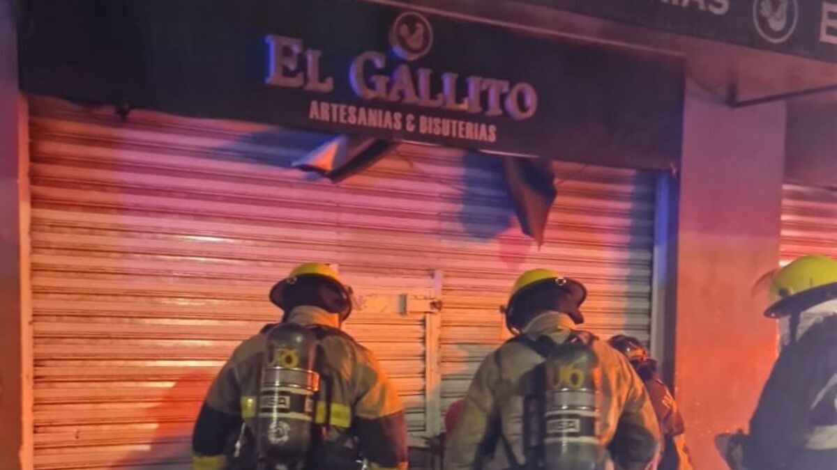 Se incendia local “El Gallito” en el Centro Histórico de Puebla - Ambas
