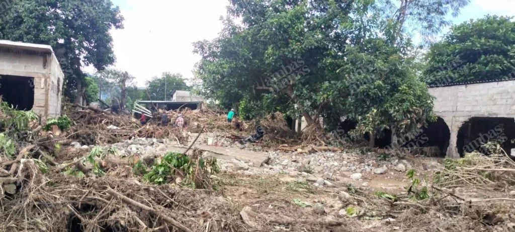 La tranquilidad se empieza a reflejar en las calles de la comunidad de Villa Ávila Camacho mejor conocida como La Ceiba de Xicotepec de Juárez, una de las zonas donde la tormenta tropical Jerry causó mayores estragos.