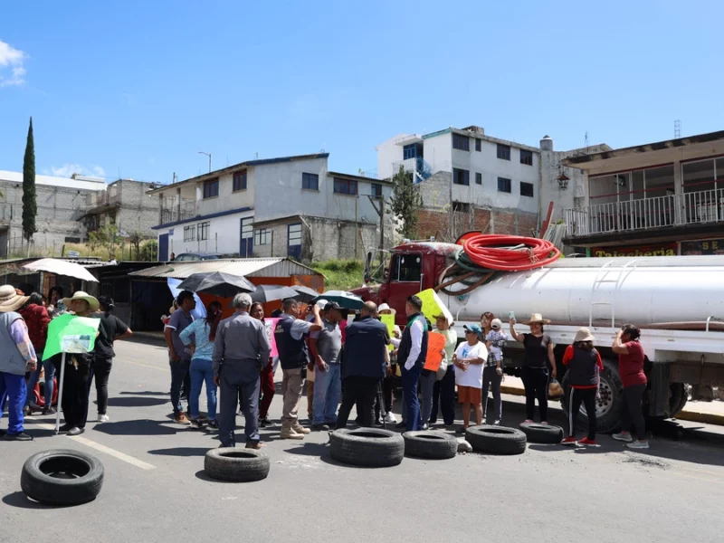 Pobladores bloquean el bulevar Valsequillo a la altura de La Loma en Totimehuacan 