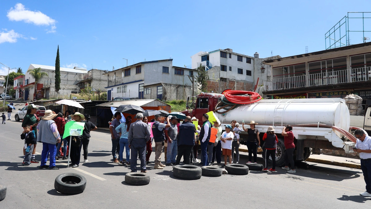 Pobladores bloquean el bulevar Valsequillo a la altura de La Loma en Totimehuacan 
