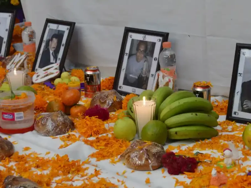 Ofrenda de Muertos dedicada a Javier López Díaz y otros comunicadores colocada en Atlixco.