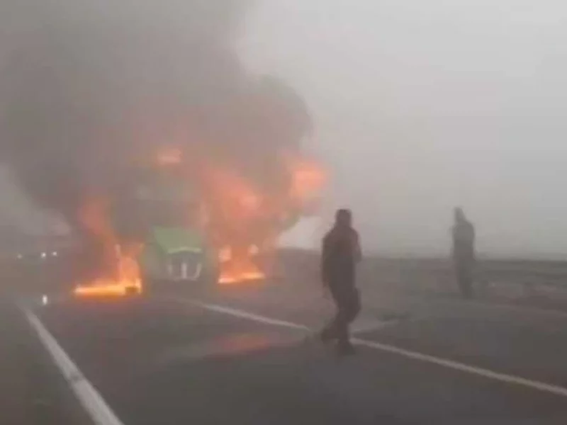 Cierran la autopista Puebla-Orizaba por incendio de tráiler 