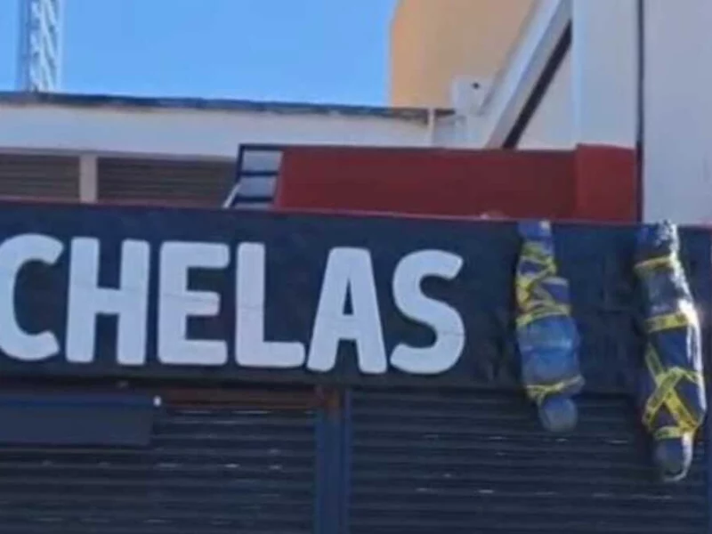 Rapichelas Angelópolis coloca polémica decoración que simula cuerpos embolsados  