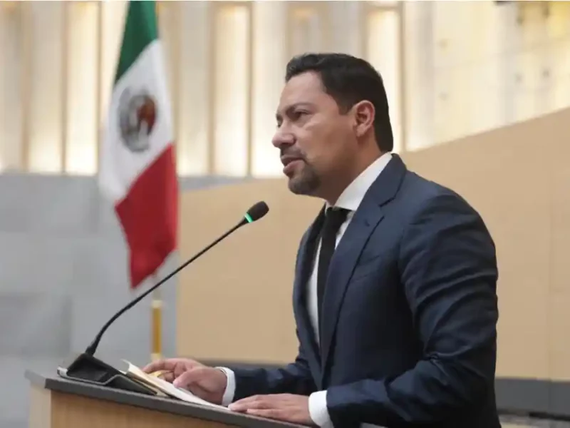 Andrés Villegas propone reforma para garantizar espacios libres de violencia para docentes.