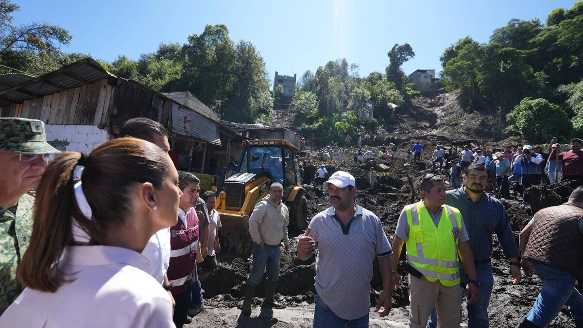 Claudia Sheinbaum llega a la Sierra Norte de Puebla tras devastación por las lluvias 