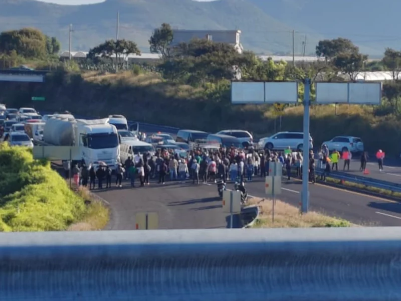 Con bloqueo en la Vía Atlixcáyotl, exigen la localización de Jessica Portillo  