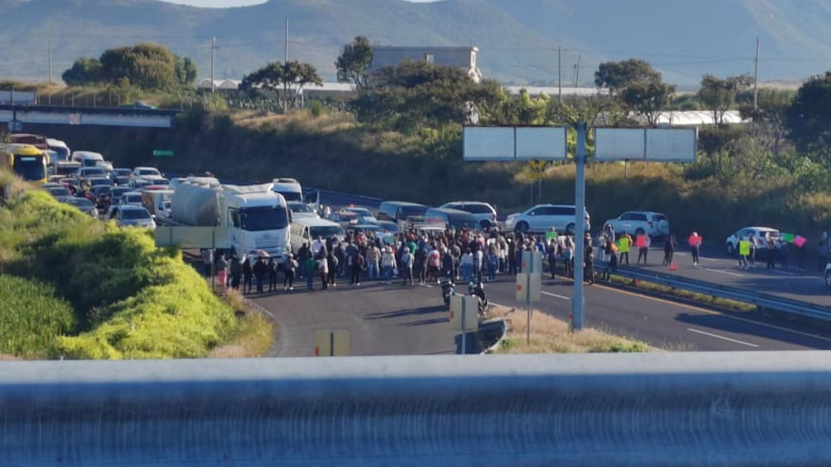 Con bloqueo en la Vía Atlixcáyotl, exigen la localización de Jessica Portillo  