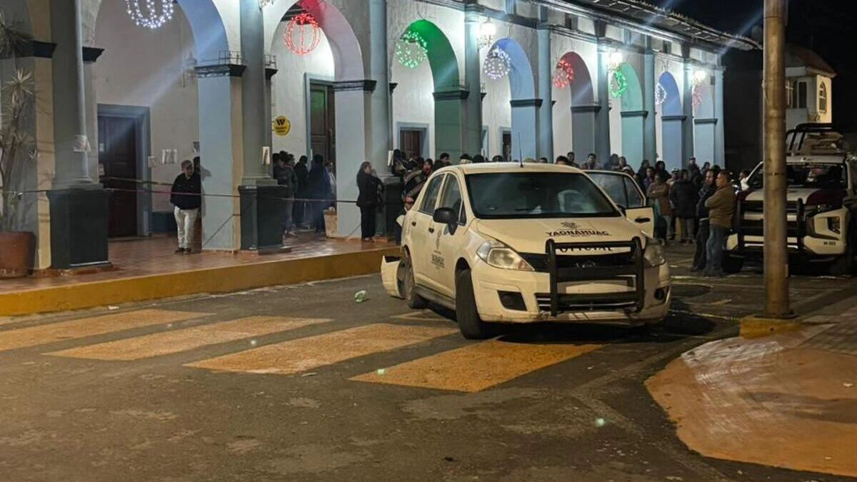 Pobladores y regidores de Yahonáhuac toman la presidencia municipal: exigen cuentas claras al alcalde 