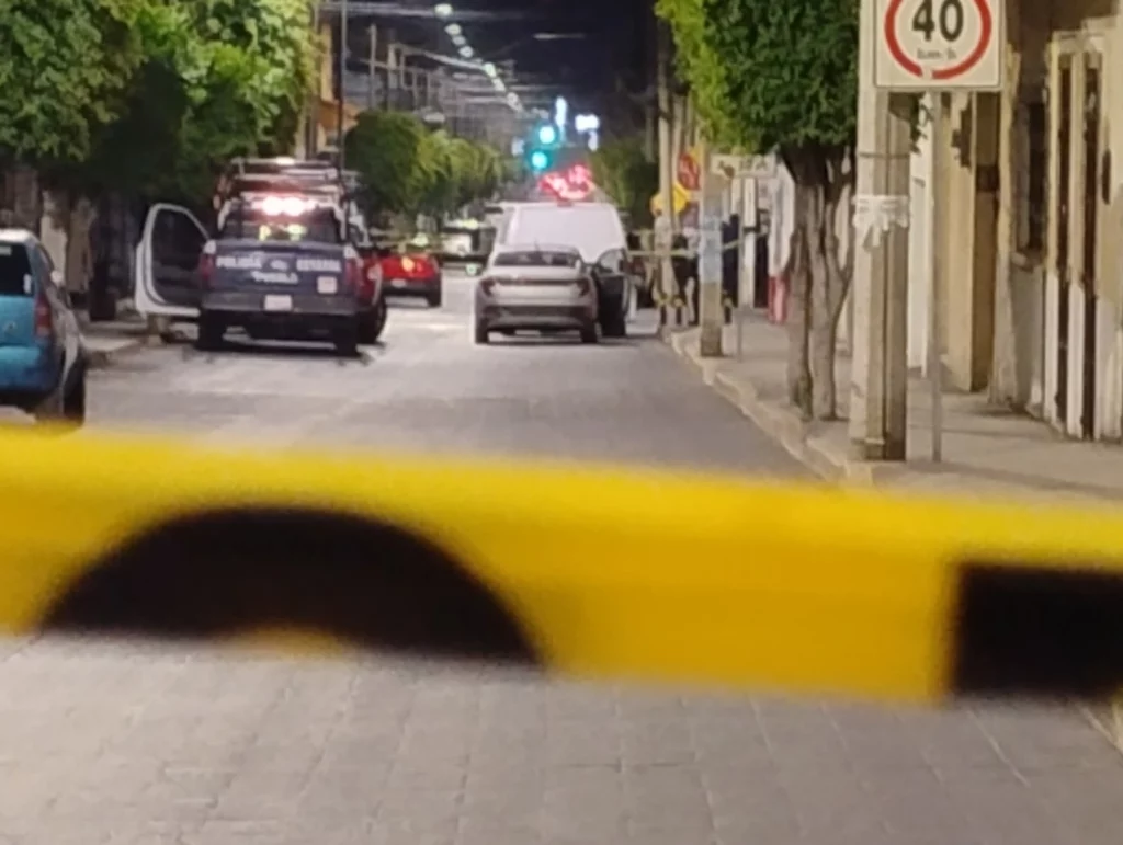 La violencia no da tregua en el municipio de Tehuacán. Ahora acribillan a un hombre de 30 años en la calle 5 Poniente esquina con Lerdo de Tejada.