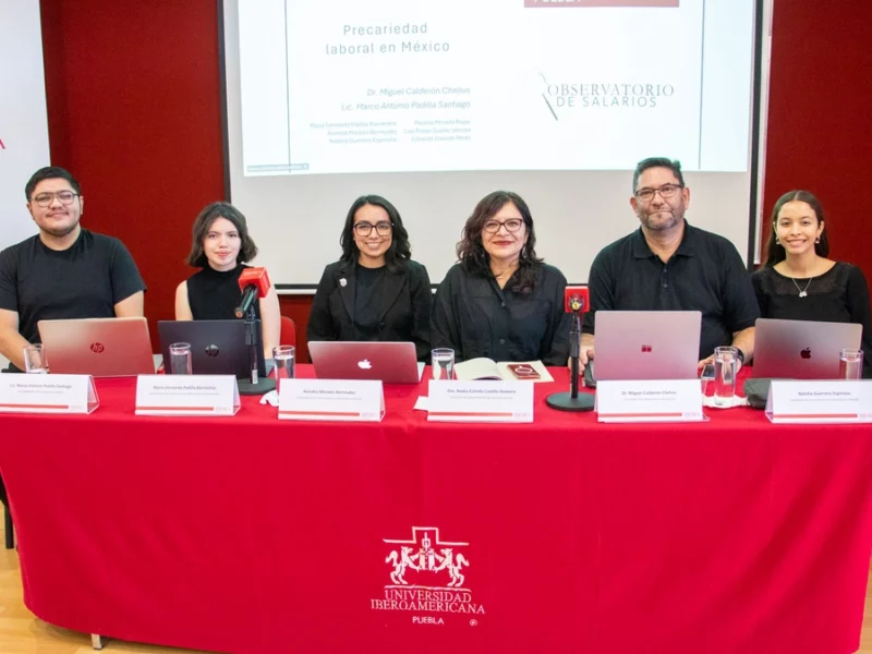 En México, ha aumentado exponencialmente la autoexplotación, producto de la precariedad laboral actual. Pese al aumento al salario mínimo en los últimos años, la mayoría de los trabajadores continúa sin ingresos suficientes ni condiciones dignas. Este 7 de octubre el Observatorio de Salarios de la Ibero Puebla presentó su Informe 2025, en el que revelaron la necesidad de analizar la precariedad laboral. Esta se define como la ausencia de certidumbre, protección y seguridad de las y los trabajadores, con respecto a su empleo. La precariedad imposibilita el satisfacer las necesidades básicas, con los bajos ingresos a los que tienen acceso. Esto implica la pérdida de derechos laborales y sociales, así como prestaciones y tiene un impacto negativo en los salarios. Como resultado, la precarización no solo afecta el trabajo y su entorno, también las condiciones en las que se ejerce. El doctor Miguel Calderón Chelius señaló que el aumento al salario mínimo que se ha registrado en los últimos años, ha ayudado a mejorar las condiciones laborales de los trabajadores en México. Incluso es considerado uno de los factores que han contribuido a la reducción de la pobreza a nivel nacional, junto con los apoyos sociales. Destacó que del año 2018 al 2025, el salario mínimo aumentó poco más de un 127%, es decir, pasó de 88.35 pesos a 200.97 pesos. No obstante, el monto sigue 17.3% por debajo del ingreso necesario para cubrir las necesidades de una familia de cuatro integrantes. Según el Inegi, se calcula en 27 mil 080 pesos mensuales. A pesar de las políticas de bienestar implementadas en el último sexenio, la falta de seguridad, certidumbre y protección en el trabajo sigue siendo una constante. Crece la autoexplotación producto de la precariedad laboral en México El informe también señala que la precarización ha obligado al sector trabajador a intensificar sus esfuerzos vía autoexplotación. Ello con hasta dos o tres empleos debido a la insuficiencia de los ingresos. A partir de esto se da la “uberización del trabajo”, término utilizado para referirse al trabajo remoto. Incluso por aplicaciones de delivery o servicio ejecutivo de transporte. Este tipo de trabajos se basa en la autoexplotación y las personas recurren a ello para obtener mejores ingresos. Y así cubrir las necesidades de la familia y el hogar. Muestra de ello es el crecimiento de la planta laboral de apps como Uber, que en 10 años alcanzó 200 mil conductores en México. Mientras que, en cinco años, Didi alcanzó los 350 mil “socios”. Por otro lado, en México, la compañía Amazon tiene una planta laboral de aproximadamente 8 mil empleados. Aquí se utilizan sistemas de control intralaboral para medir la productividad de los trabajadores. Las plataformas y otras empresas han implementado sistemas de subordinación para tener checados a los empleados y saber qué están haciendo en todo momento. El Observatorio de Salarios señaló que, si bien los vacíos empresariales y labores aún pesan en la fuerza laboral mexicana al reconocer que el trabajo debería ser un medio para el desarrollo humano, las condiciones de explotación y desprotección que persisten lo convierten en un obstáculo para ello.