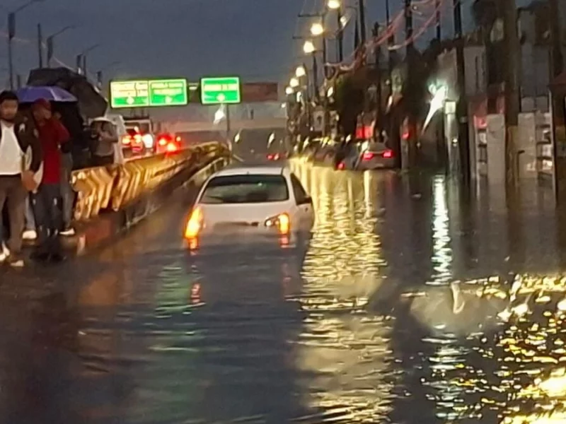 Lluvia de este lunes deja inundaciones y autos varados en Puebla