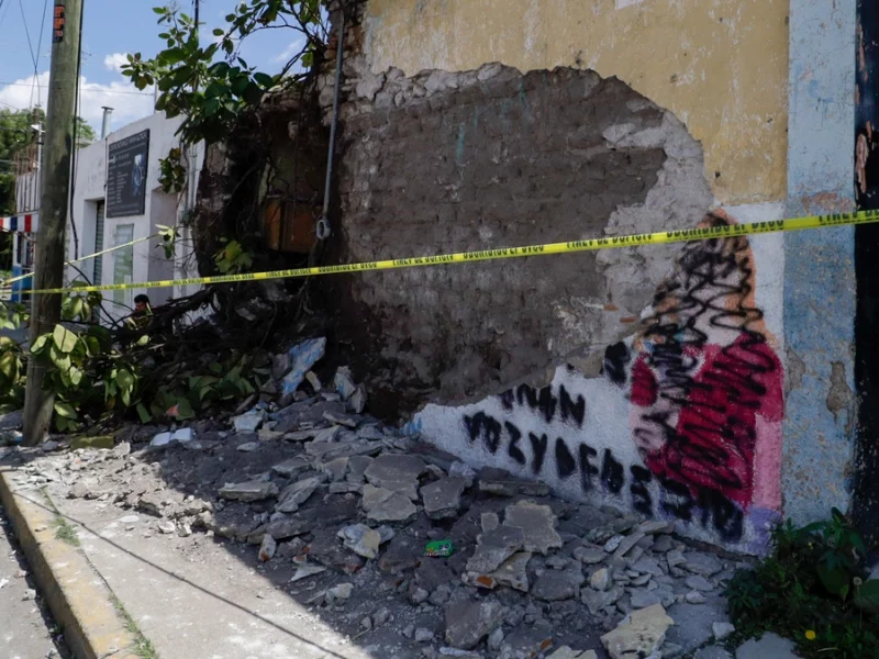 VIDEO: Barda se desploma y le cae a una mujer en San Pedro Cholula 