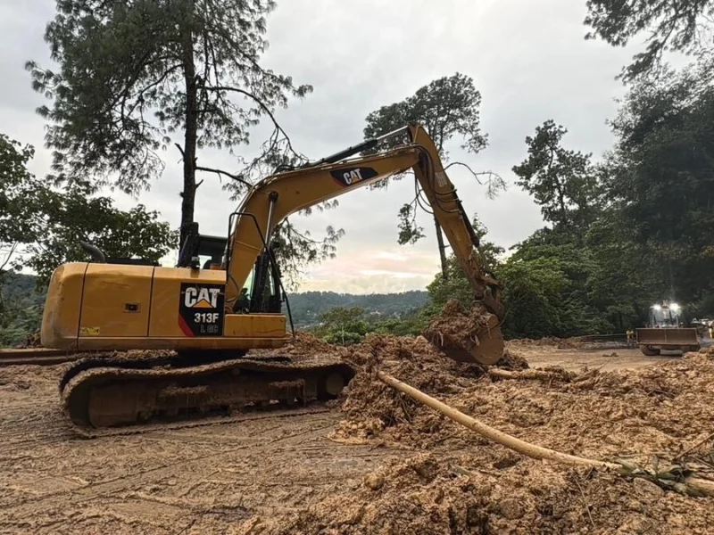 Liberan 9 caminos bloqueados en la Sierra Norte, pero Pahuatlán y Tlacuilotepec siguen incomunicados 