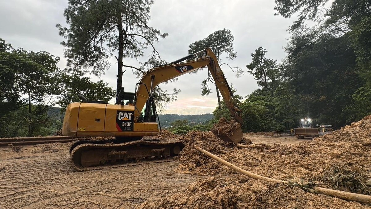 Liberan 9 caminos bloqueados en la Sierra Norte, pero Pahuatlán y Tlacuilotepec siguen incomunicados 