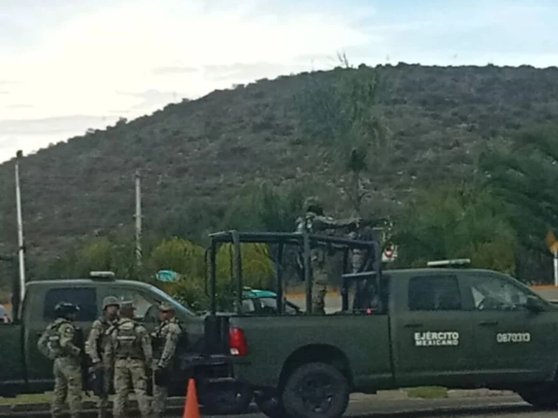Choque entre tráiler y vehículo de la Sedena deja un elemento lesionado