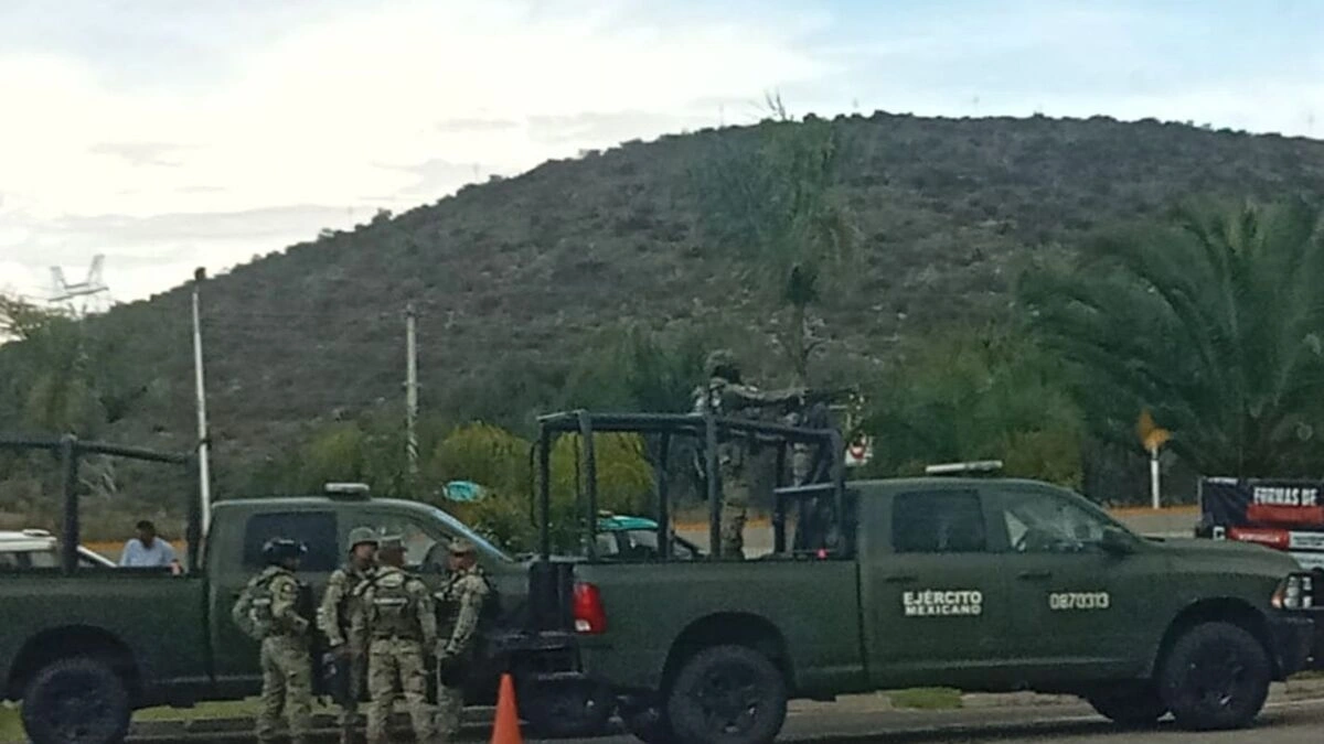 Choque entre tráiler y vehículo de la Sedena deja un elemento lesionado