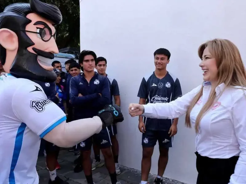 Sedif recibe donaciones del Club Puebla para ayudar a la Sierra Norte