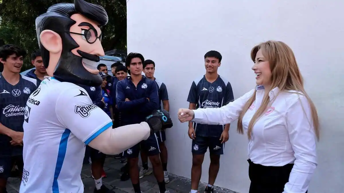 Sedif recibe donaciones del Club Puebla para ayudar a la Sierra Norte