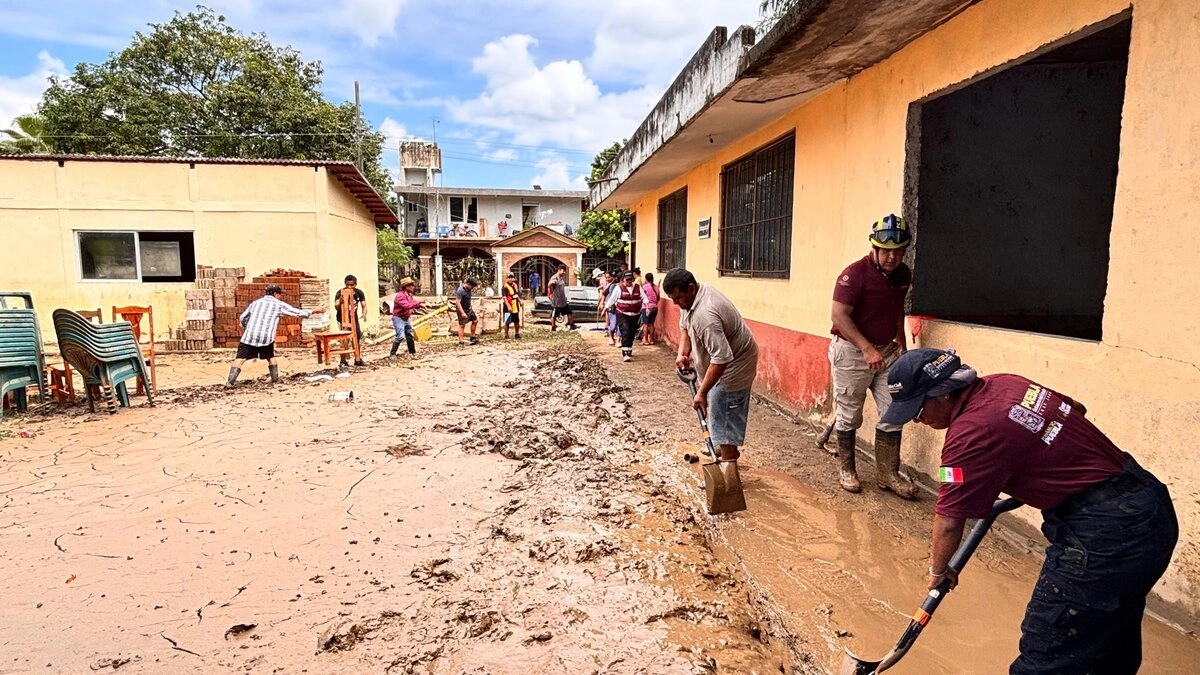 Repondrán casas a damnificados de Jerry en Puebla; tres municipios siguen incomunicados