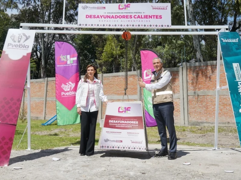 DIF municipal de Puebla colocan la primera piedra de desayunadores escolares transitorios