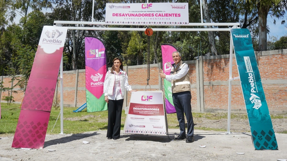 DIF municipal de Puebla colocan la primera piedra de desayunadores escolares transitorios