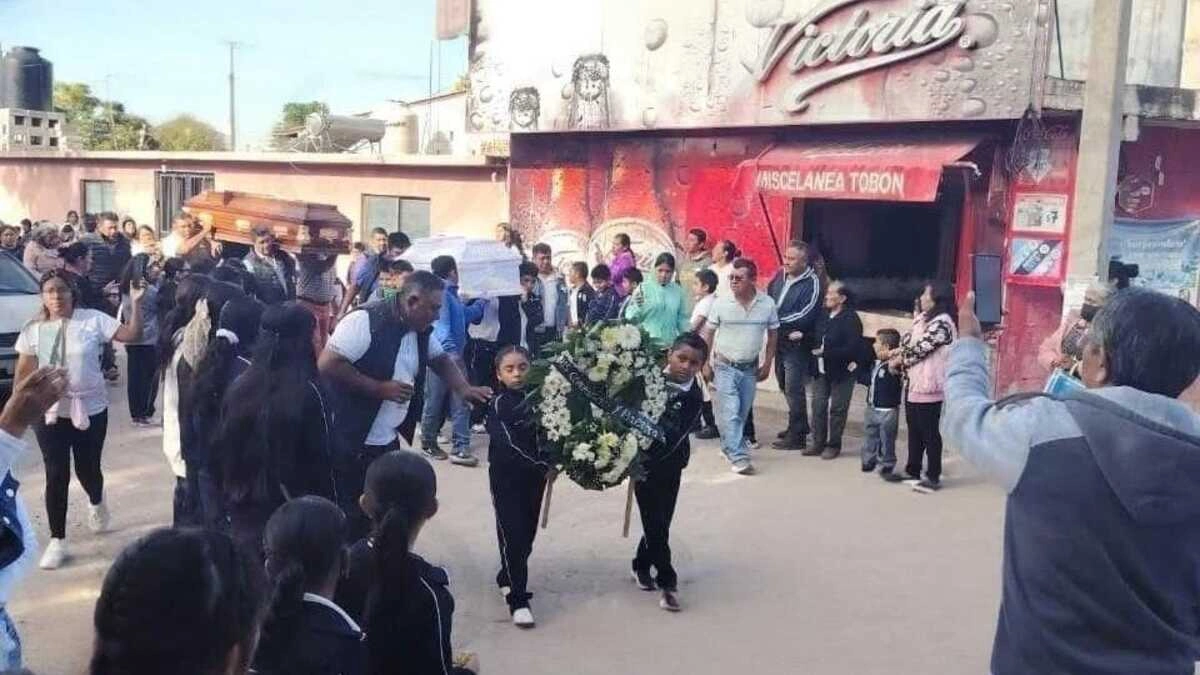Sepultan a madre e hijo, víctimas del accidente de Tepexi; familiares piden justicia