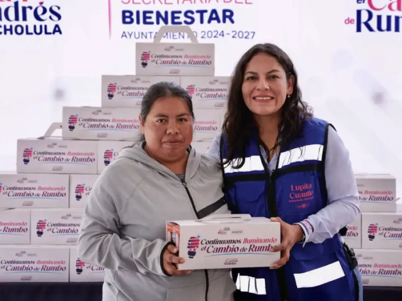Beneficia Lupita Cuautle a 500 familias con entrega de focos ahorradores