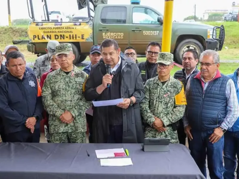 Gobierno, Sedena y Marina rescatarán a 12 familias atrapadas en techos en Huauchinango