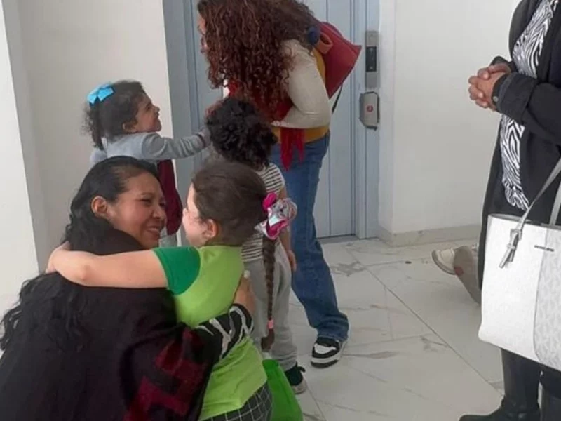 Ana Karen recupera a sus hijas después de 3 años sustraídas en Puebla 