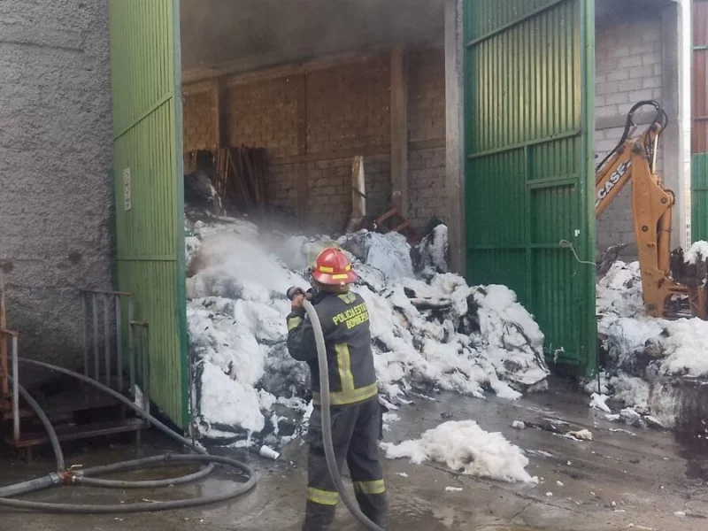 Supervisan empresas del Parque Industrial La Resurrección tras incendio en bodega de algodón