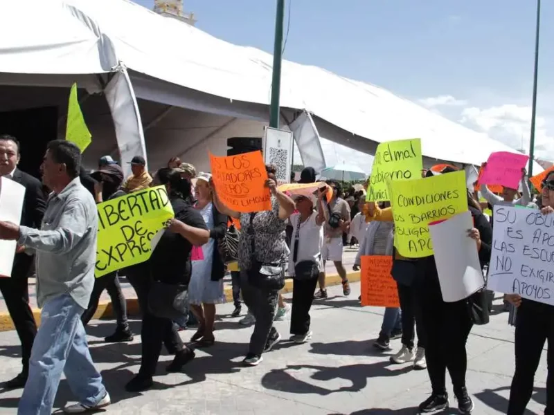 Pobladores se manifiestan durante informe de Guadalupe Bárcenas en Acatlán de Osorio