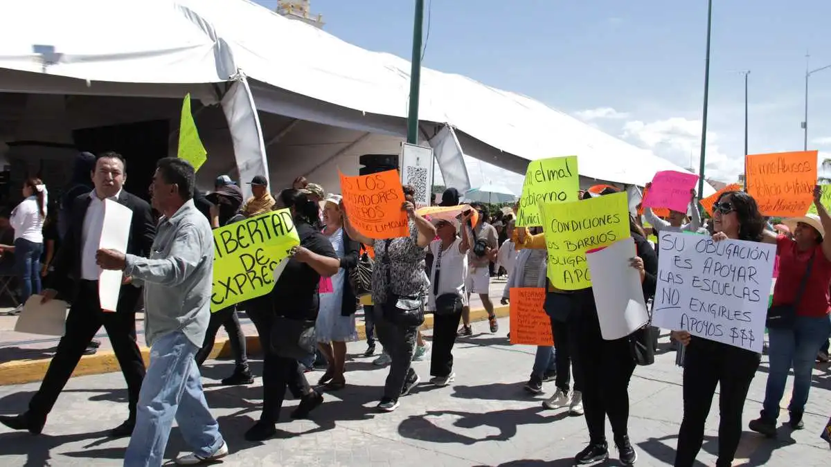 Pobladores se manifiestan durante informe de Guadalupe Bárcenas en Acatlán de Osorio