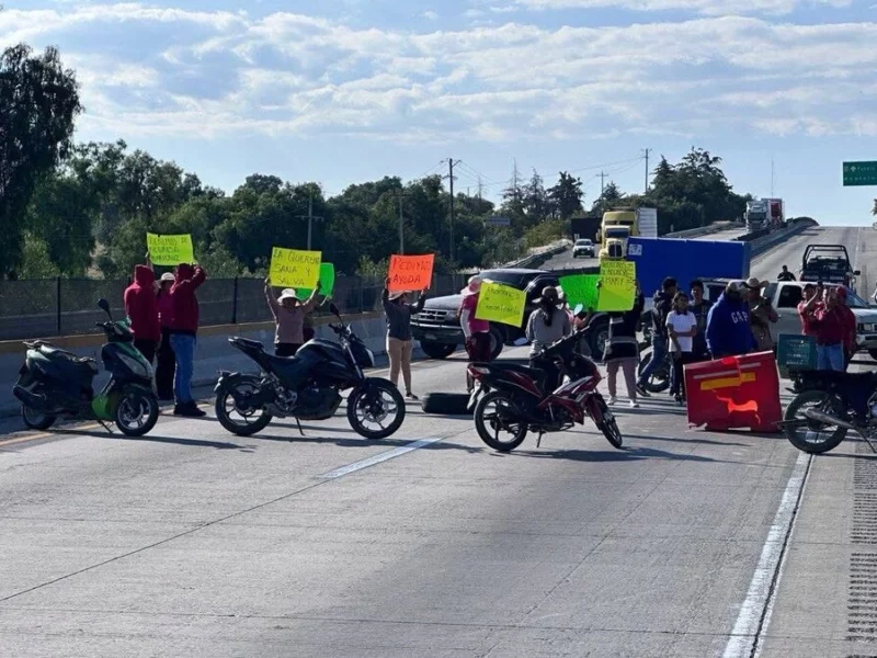 Por el supuesto levantón de una mujer bloquean la autopista Puebla–Acatzingo