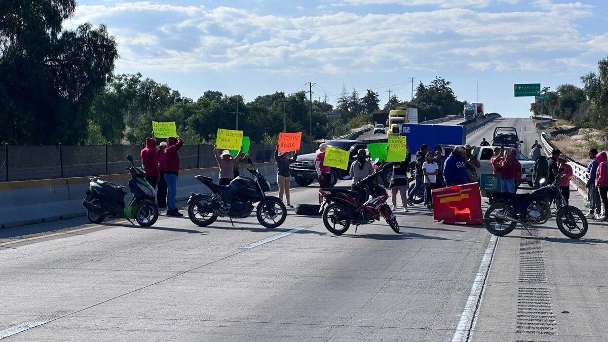 Por el supuesto levantón de una mujer bloquean la autopista Puebla–Acatzingo