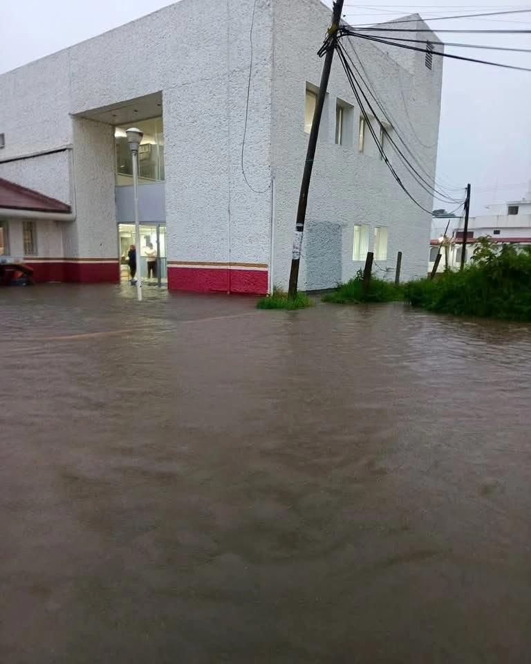 Las intensas lluvias en la Sierra Norte de Puebla ya dejaron una persona muerta.