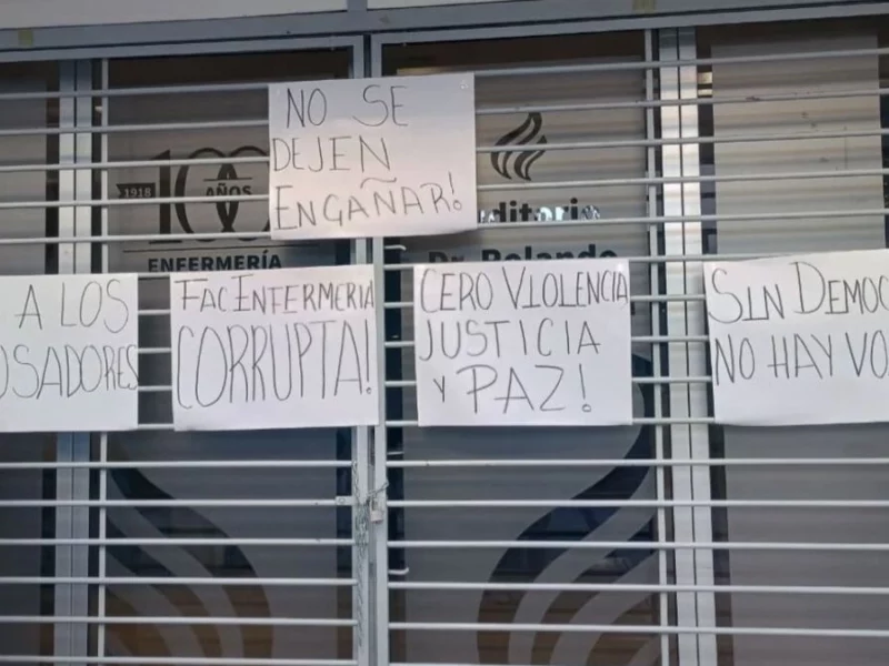 Se manifiestan estudiantes de Enfermería de la BUAP; estas son sus peticiones 