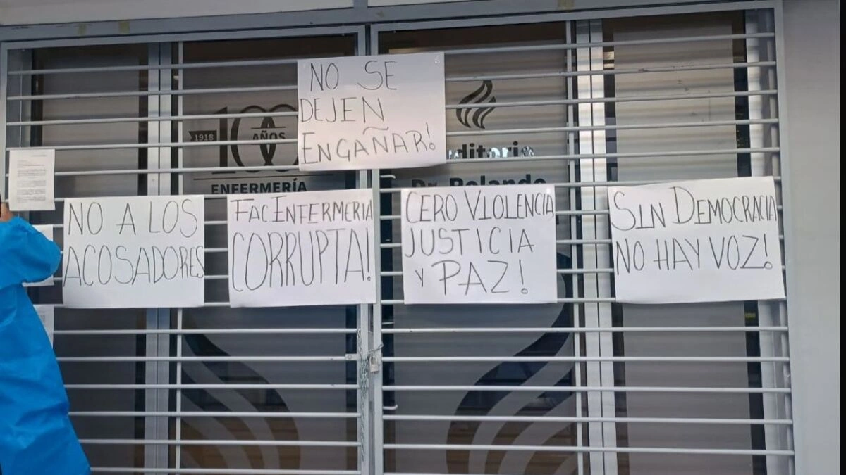 Se manifiestan estudiantes de Enfermería de la BUAP; estas son sus peticiones 
