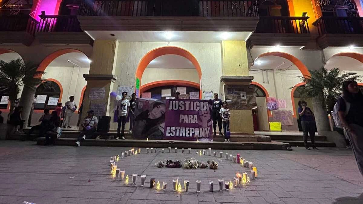 Familiares y amigos se manifiestan en Ajalpan para exigir justicia por Stephany Carmona
