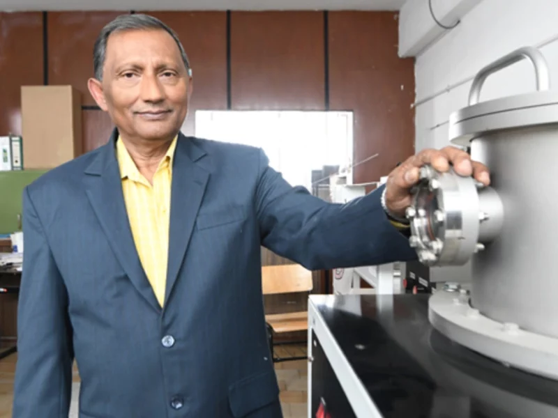 El doctor Pal diseña y fabrica nanomateriales para biotecnología y electrónica