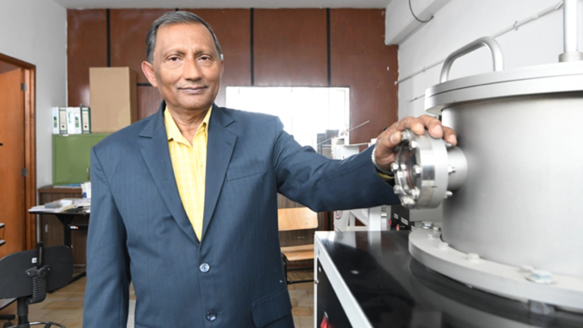 El doctor Pal diseña y fabrica nanomateriales para biotecnología y electrónica